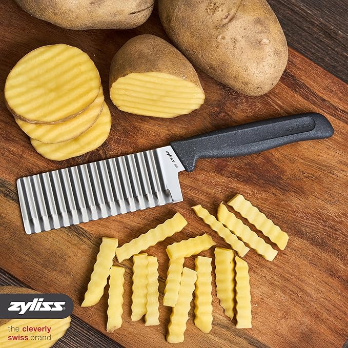 Zyliss Crinkle Cut Knife – Stainless Steel Wavy Blade for Crinkle Cut French Fries, Vegetables & Fruit – Fun Snack & Garnish Cutter with Wheat Straw Handle, Dishwasher Safe, 5-Year Guarantee 4.5"